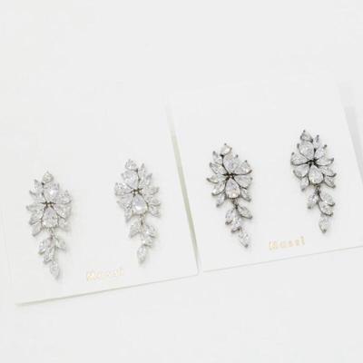 Wunderschöne Damen-Ohrringe mit Blatt-Zirkonia