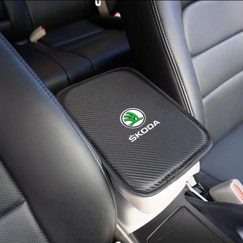 Podkładka na konsolę samochodową ze skóry z włókna węglowego Pokrowiec na poduszkę podłokietnika samochodowego dla Skoda SCALA Superb Octavia 2 3 A4 A5 Fabia Kamiq Kapoq Kodiaq Rapid
