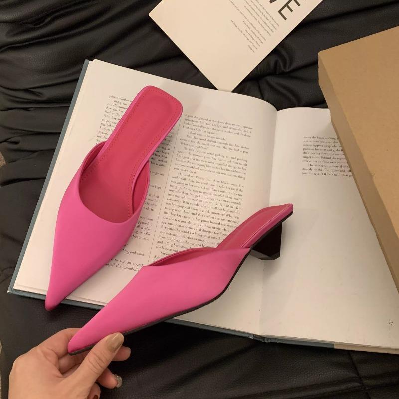 Nowe modne szpiczaste palce damskie pantofle pantofle moda cukierkowe kolory damskie eleganckie sandały kwadratowe niskie obcasy wsuwane klapki buty