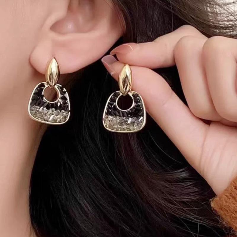 Retro black Xiaoxiangfeng stud earrings women's fashion elegance temperament high-end earrings bow love versatile earrings