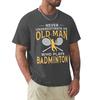 Onderschat nooit een oude man die badminton speelt T-shirt Harajuku T-shirt met korte mouwen 100% katoen Grafisch T-shirt Tops