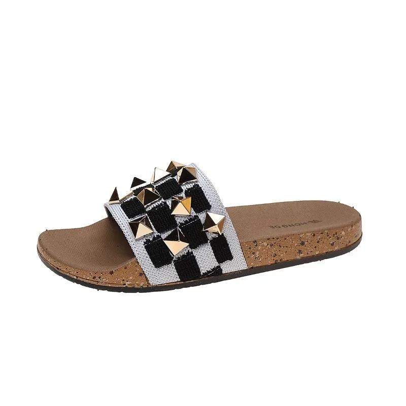 Chaussures de mode pour femmes 2025 Nouvel été Meilleur vendeur Pantoufles plates Vente chaude Pantoufles à bout ouvert Mode Rivet Quotidien Pantoufles confortables