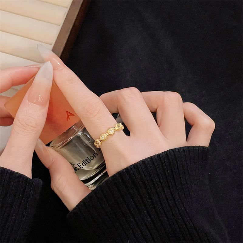 Medieval Light Luxury Italian Brushed Banana Leaf Ring High Sense Retro Court Style Personality Zircon Niche Ring Female