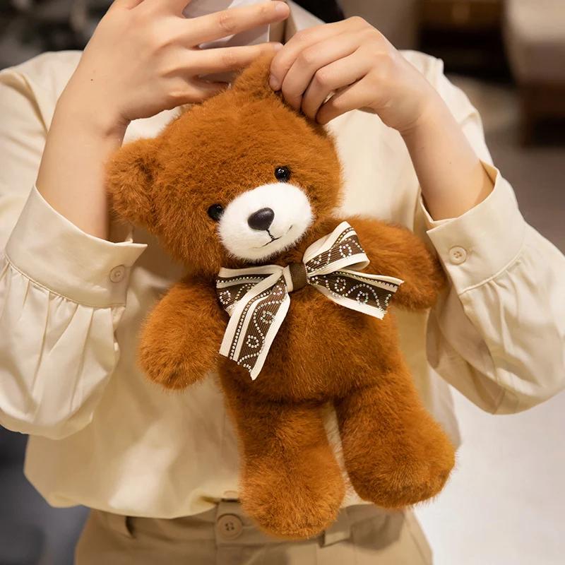 30cm Adorable Ours en Peluche Jouets Kawaii Ours Tenant un Cœur Mignon Ours avec Écharpe Nœud Papillon Animal Doux Rembourré Oreiller Cadeau Saint-Valentin