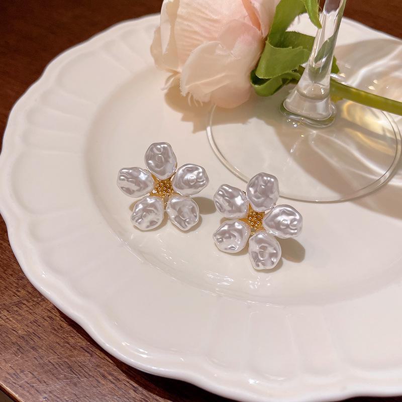 Orecchini Pendenti Retrò Francesi con Perle e Fiori: Stile trendy di Hong Kong, Nicchia di lusso, Versatile ed Elegante.