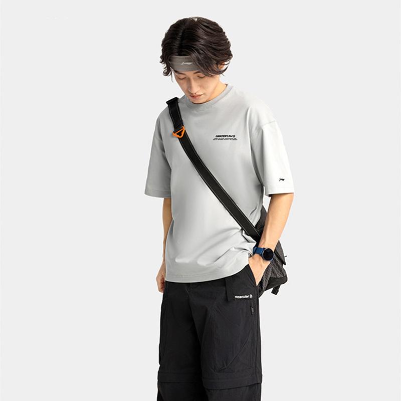 Li Ning CF Einfarbig Buchstaben Rundhals Eisgefühl Bequem Antibakterielles Kurzarm-T-Shirt Herren T-Shirt Ziegelgrau ATSV189-5