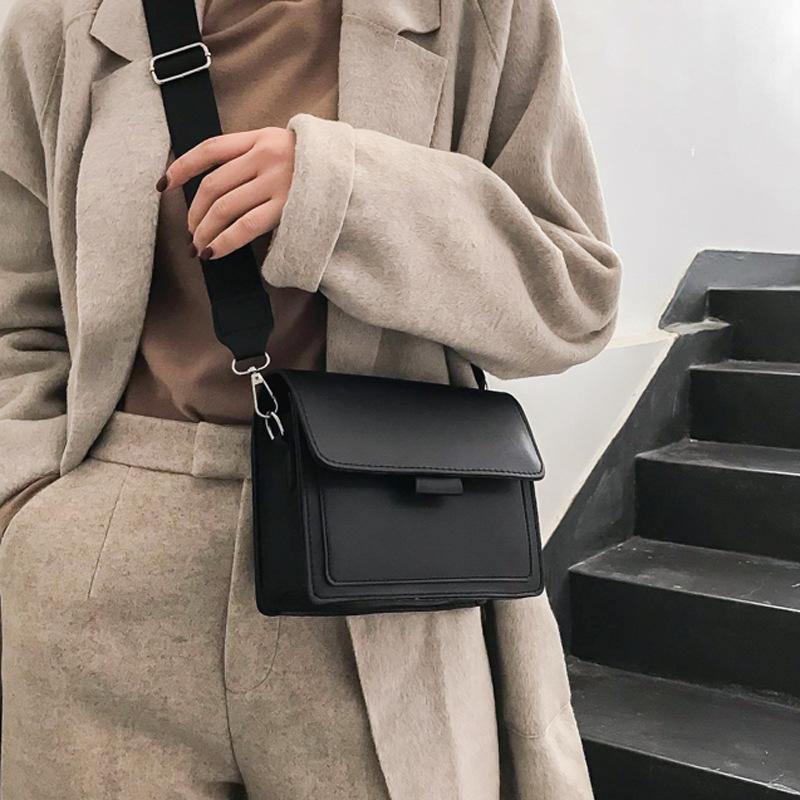 Nieuwe kleine tas dames lente nieuwe trendy ins veelzijdige brede schouderband kleine vierkante tas retro enkele schouder crossbody
