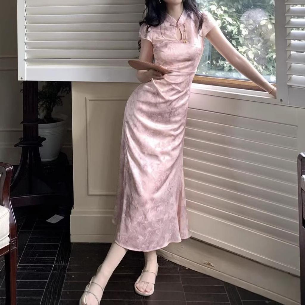 Elegant Satin Jacquard Qipao Dress with Stand Collar and Waist-Cinching Design for Early Summer
