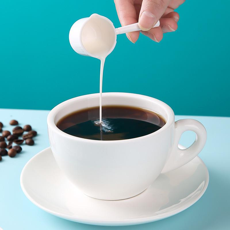 Moderne minimalistische Kaffeebohnen-Schaufel aus Kunststoff mit langem Griff für die Heimzubereitung und das Backen