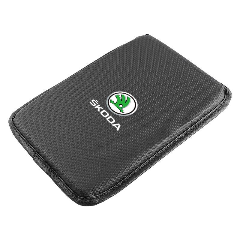 Podkładka na konsolę samochodową ze skóry z włókna węglowego Pokrowiec na poduszkę podłokietnika samochodowego dla Skoda SCALA Superb Octavia 2 3 A4 A5 Fabia Kamiq Kapoq Kodiaq Rapid
