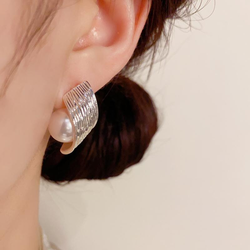 Leichter Luxus Mode Persönlichkeit Metallumrandung Perlenohrringe Nische Temperament Schlichtes Design Ohrringe für Frauen