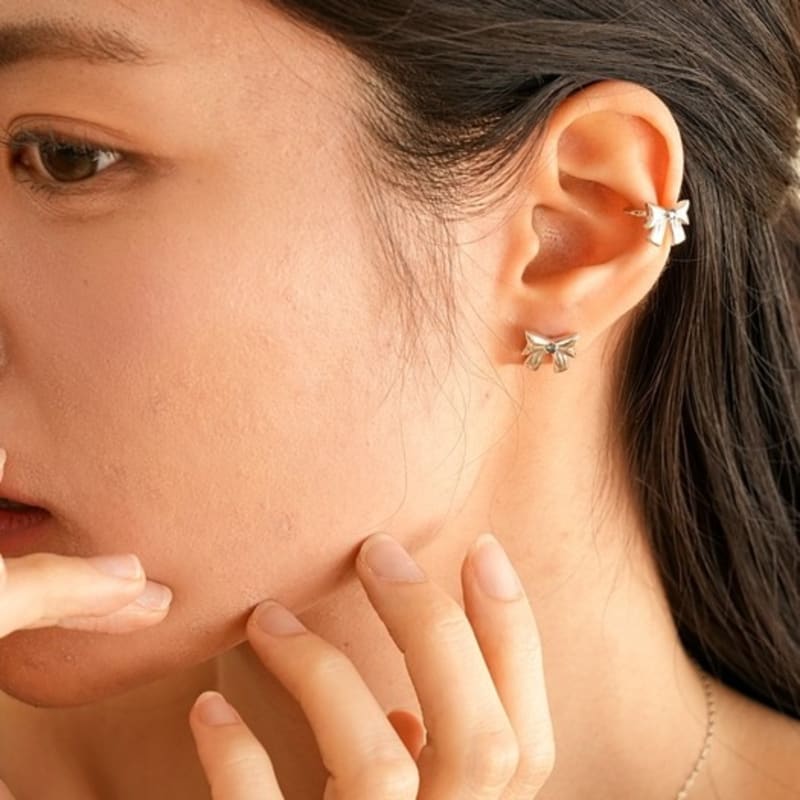 BELLOOGGI Blue Diamond Ribbon Earcuff