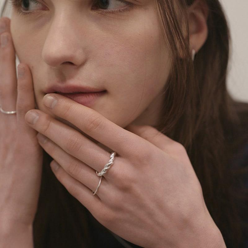 Modernachtige open ring in gedraaid wolkdesign van zilver 925