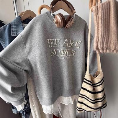Un sweat à capuche décontracté à col rond pour femmes, en fausse pièce deux-en-un patchwork de dentelle avec un design de lettres perlées, doux et élégant, polyvalent