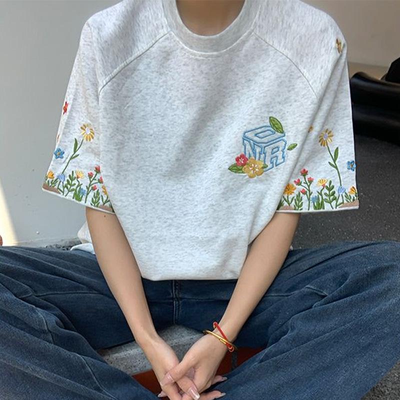 Korean Women T-Shirts Short Sleeved Casual Oversized Flower Embroidery Women's Tees Fashion Ladies Cotton T Shirt White Y2k Tops