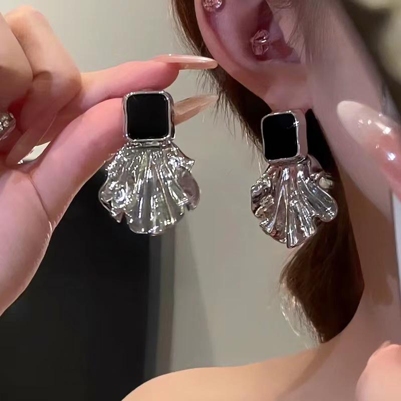 European and American Exaggerated Temperament Metal Fan-shaped Black Square Earrings New Trendy Personality Fashion Sense Atmospheric Earrings