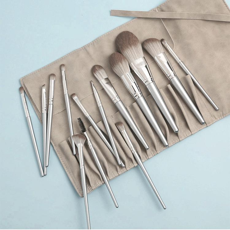 Set de Pensule de Machiaj 14 Piese Co-Branded Li Tongxue: Perii Ultra- moi pentru Pudră, Fard de ochi, Fond de ten, Fard de obraz și Iluminator.