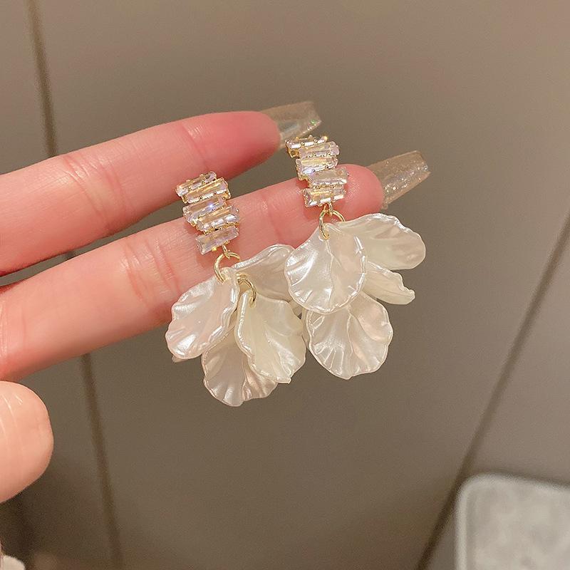 2024 Elegant Shell Flower Dangle Earrings for Women - French Niche Design, High-End Style Ear Jewelry