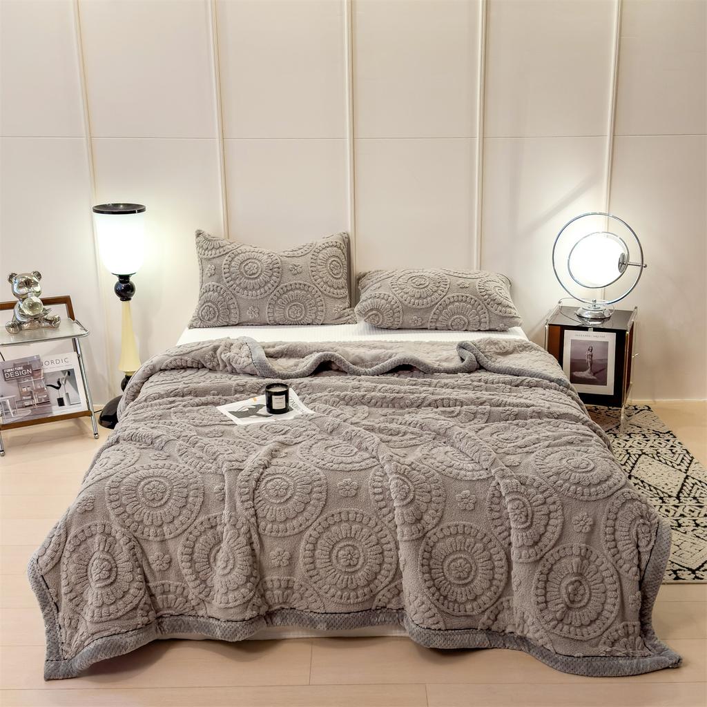 Double Sided Carved Velvet Autumn Winter Bed Blanket Luxury Thickened Warm Plush Sofa Throw Blanket Solid Color Fleece Blankets