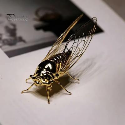 Portable Paperweight Realistic Golden Cicada Ornament for Tea Table Decor, 3D Figurine, Hollow Wing Handicraft Metal Animal Sculpture Office Desk And