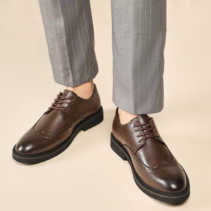 Fashion New Designer Big Size Retro Carved British Wedding Shoes Men Summer Autumn Brogue Shoes Male Solid Color Lace Dress Shoe Man