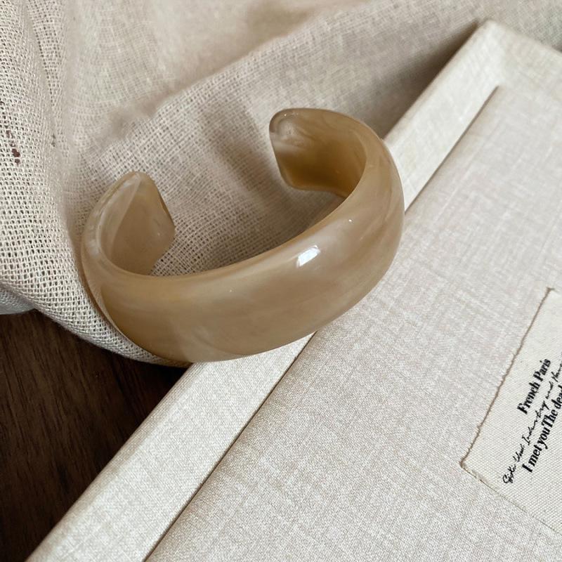 Chic European & American Geometric Acrylic Bracelet – Stylish, Versatile, High-End Hand Jewelry