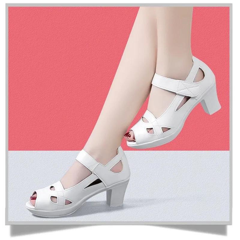 Damen Sandalen 2025 Sommer Neu Retro Fischmaul Hohle Atmungsaktive Sandalen Dicke Ferse Weiche Sohle Römische High Heel Sandalen