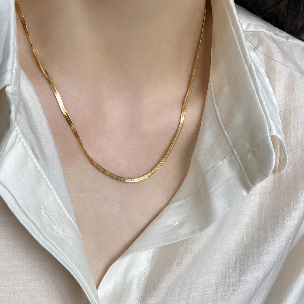 Collana a catena piatta a maglia snake placcata oro per donna