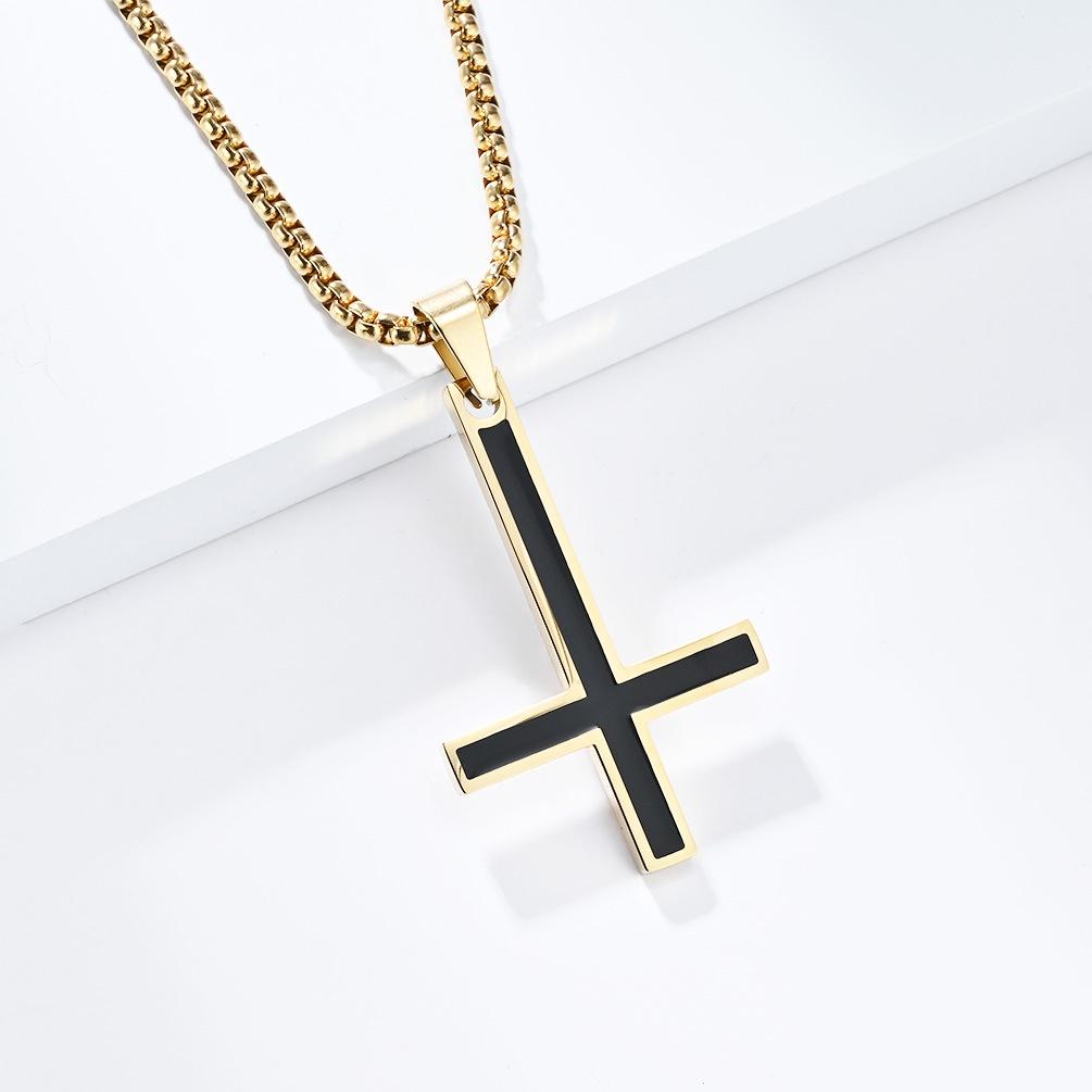 Minimalistický náhrdelník z titanové oceli s geometrickým designem, leštěný povrch