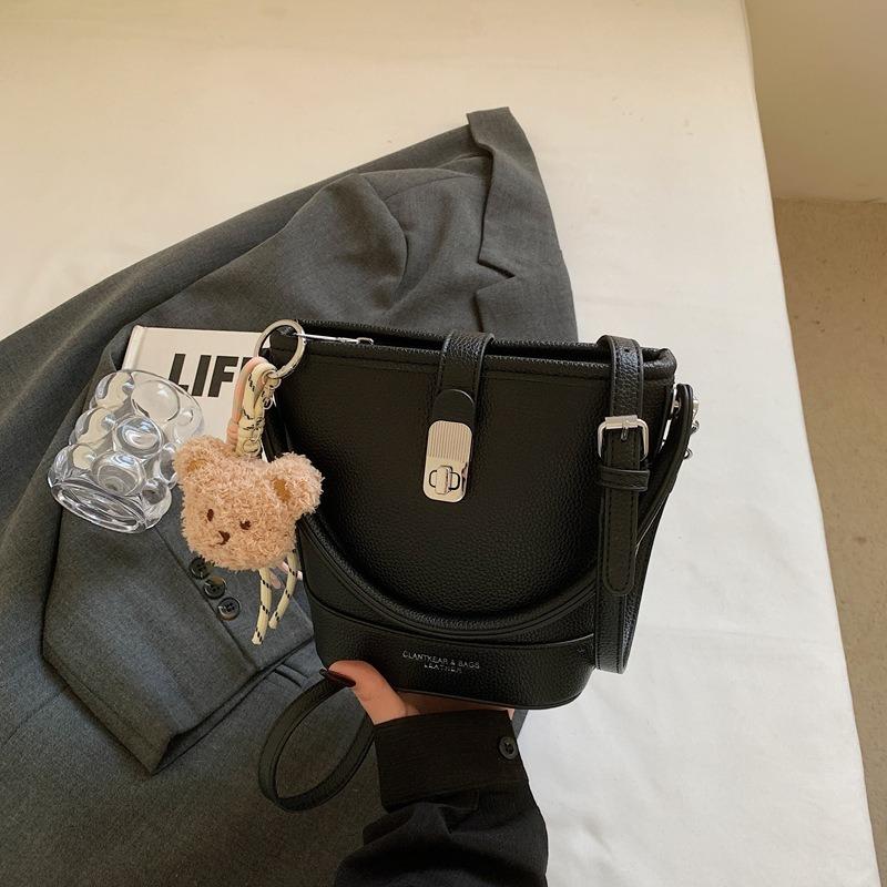 Handbag women's new fashionable and simple commuter bucket bag niche versatile single shoulder messenger bag tide