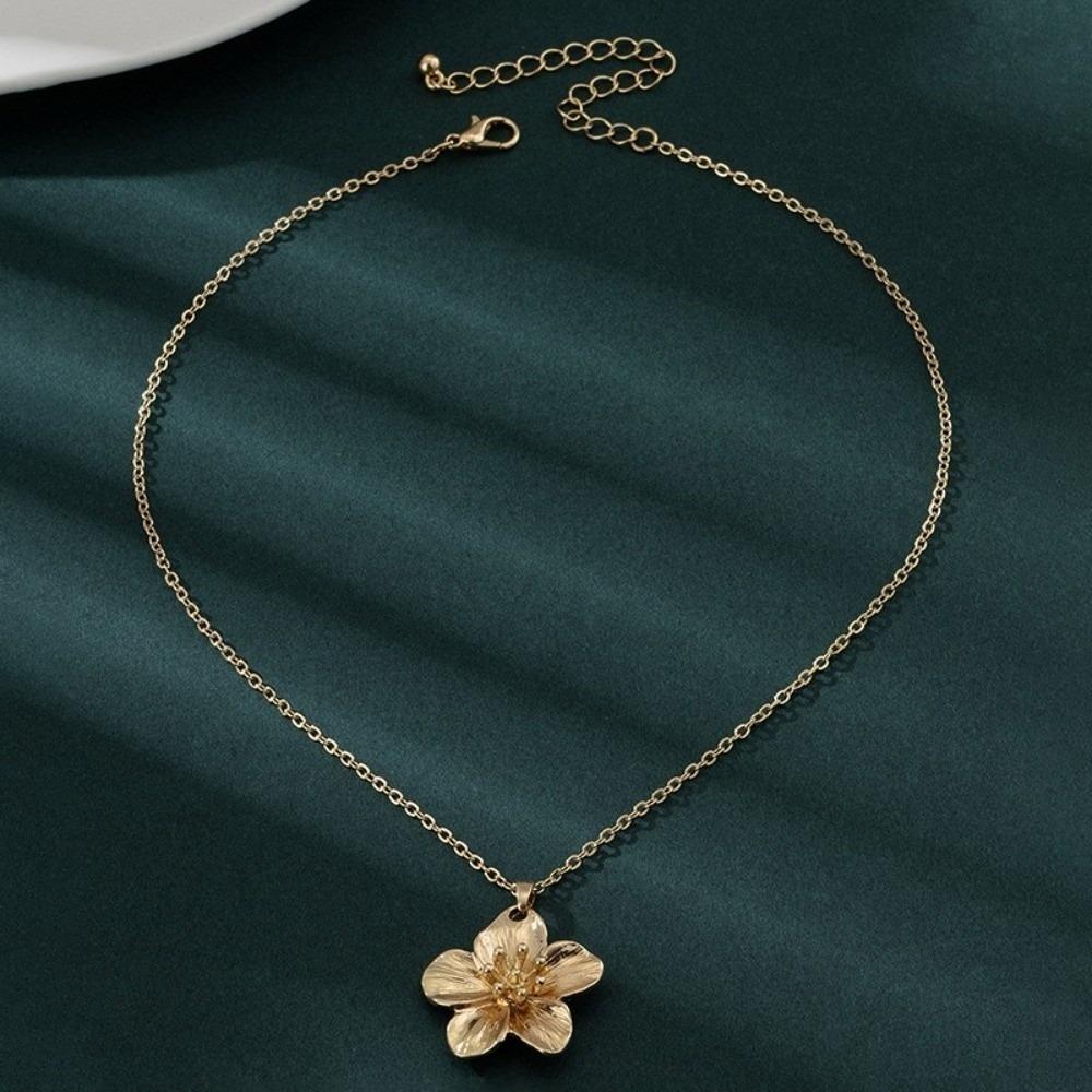 Golden Flower Pendant Necklace Dopamine Style Wrinkled Choker New Jewelry Accessories  Gift