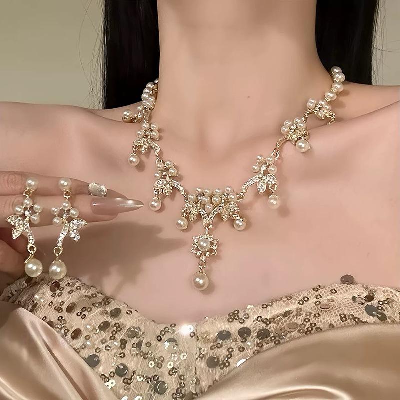 European and American Diamond-encrusted Flower Pearl Necklace Light Luxury Collarbone Chain Temperament Court Style Necklace Women