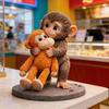 Figurka Małpki Drukowana w 3D Urocza Mała Małpka Trzymająca Pluszową Zabawkę Statuetka Kolekcjonerska Ozdoba do Domu Biura Salonu Dekoracja Stołu