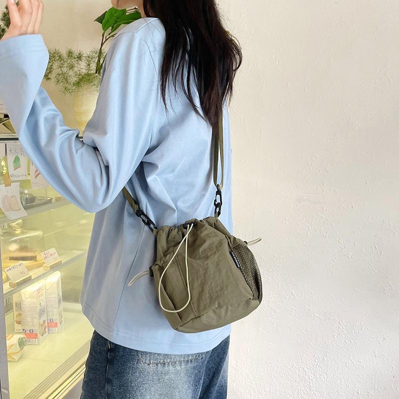 Nylon Casual Messenger Bag Female Fashion Drawstring Drawstring Saliva Bucket Bag Outing All-match Mobile Phone Bag
