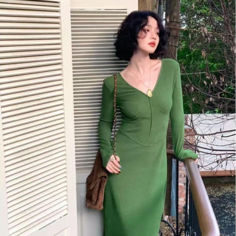 Autumn and Winter Women's Vintage Pleated V-neck Long Knitted Dress