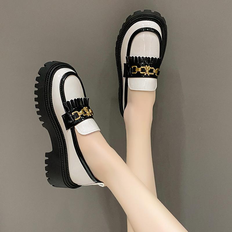 Fashion 2024 Women's Shoes Patent Leather Shiny Shallow Mouth Single Shoe Chain Black and White Tassel British Style Small Leather Shoes