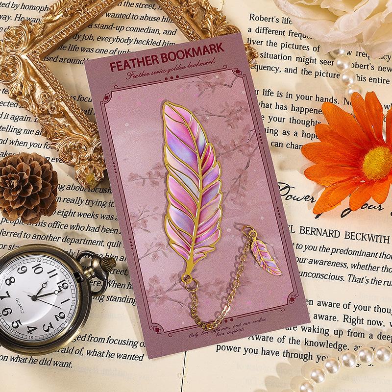 Hot Sale 1Pcs Exquisite Book Page Divider Vintage Feather Gold Stamped Metal Bookmark With Metal Chain Pendant Office Stationery