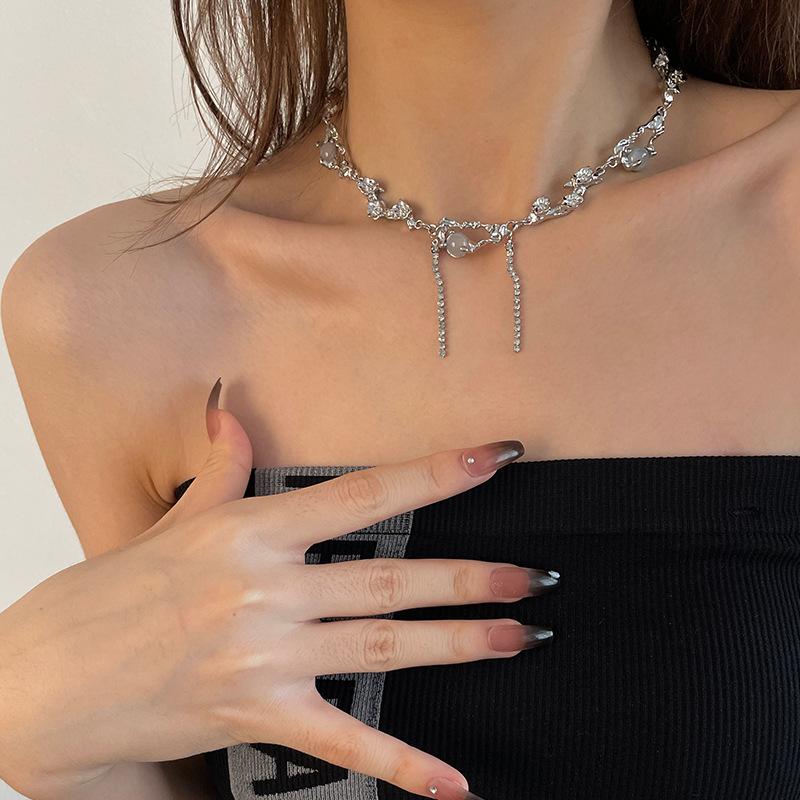 Niche Design, Personalized Vine Flower Tassel Necklace, Women's Light Luxury, High-end Feeling, Inset Cold Wind Neck Chain, Lock Bone Chain