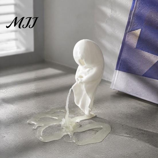 Halloween Party Supplies Funny Peeing Ghost Figurine, Spooky Statue, Unique Desk Accessories 3D Printed Luminous Tabletop Ornament, Joke Gift Glow In