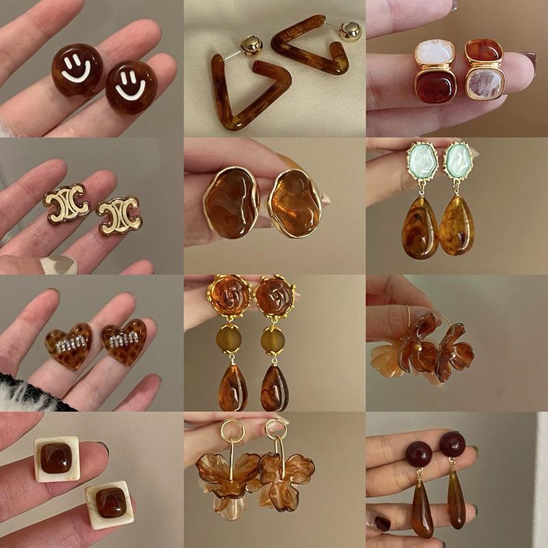 Zilveren Naald Bruin Onregelmatige Stud Oorbellen - Franse Licht Luxe Retro Niche High-End Sieraden voor Vrouwen.