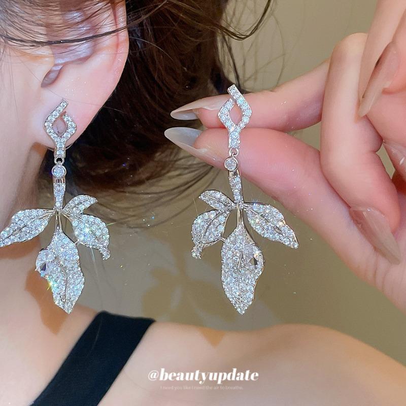 European and American Heavy Industry Silver Needle Super Flash Zircon Leaf Stud Earrings Luxury High-end Earrings Fashion Light Luxury Earrings