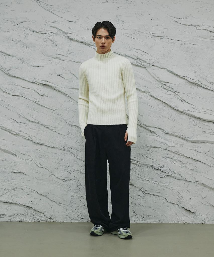 SIGNATURE Fingerhole Turtleneck Knit [Ivory]