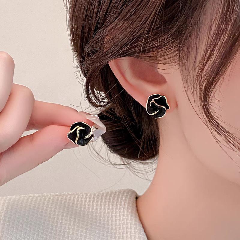 Retro black Xiaoxiangfeng stud earrings women's fashion elegance temperament high-end earrings bow love versatile earrings