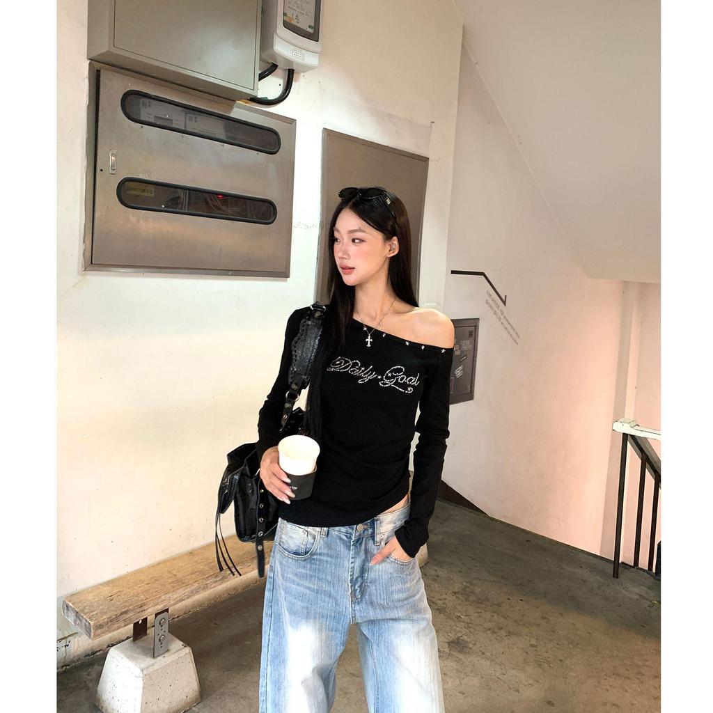 Retro Rhinestone Cold Shoulder Long Sleeve T-shirt In Black - Slim Fit Off-the-Shoulder Top for Women, Spring/Autumn European & American Style.