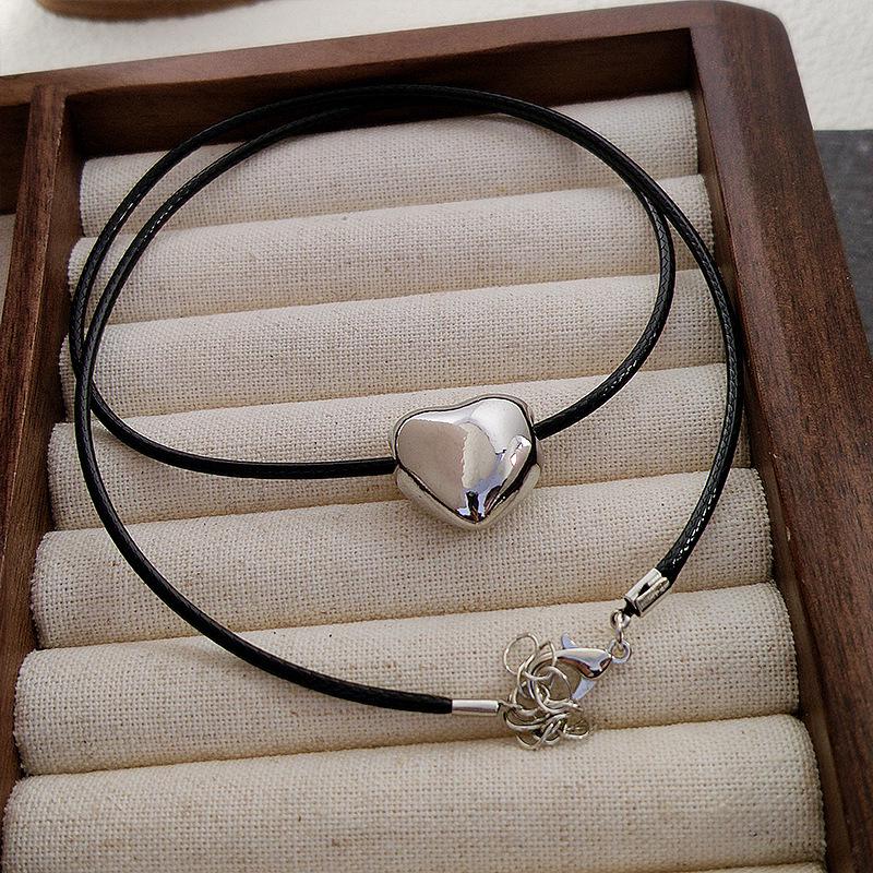 Heart Necklace: Fade-Resistant Women's Summer Jewelry, Versatile High-End Pendant, New Cross-Border Clavicle Chain.