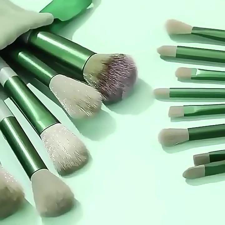 Set de pensule de machiaj verde din treisprezece piese: Perii portabile super moi pentru fard de pleoape, pudră liberă și fard de obraz.