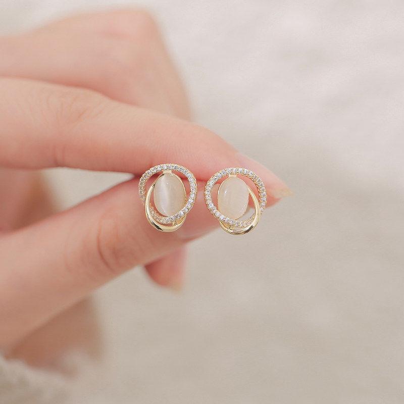 Boucles d'oreilles à tige ovales en opale pour femmes, bijoux tendance, strass, cristal, torsadé, métal, creux, géométrie irrégulière
