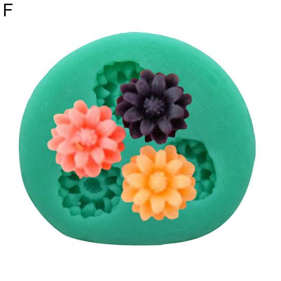 Chic Heat-resistant Food Grade Compartment Multi-grid Soft Floral Fondant Dessert Mold for Valentine's Day Candy Mold