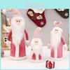 Zachte en gezellige roze gebreide kerstmuts, sneeuwpop, knuffelpop