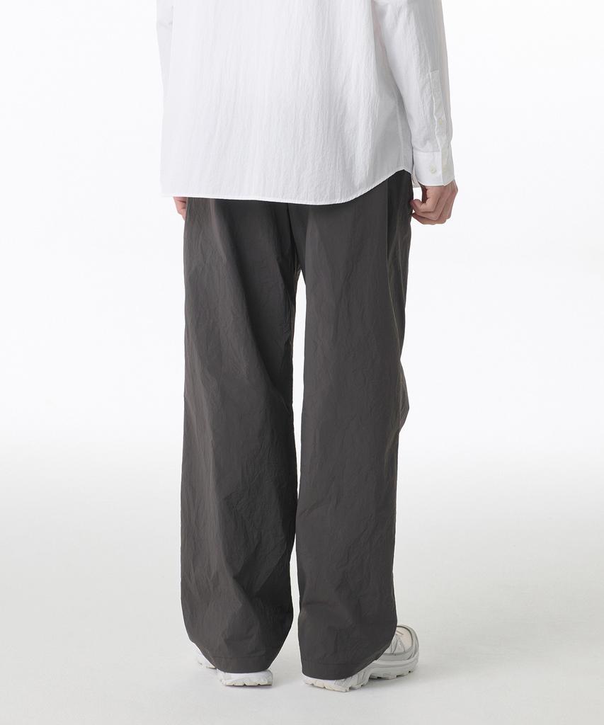 Musinsa Standard Nylon Crease One-Tuck Wide Elastic Waist Pants [Gunmetal]